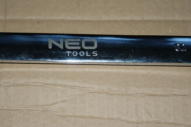 Klucz płasko oczkowy z grzechotką łamany z przegubem NEO 32