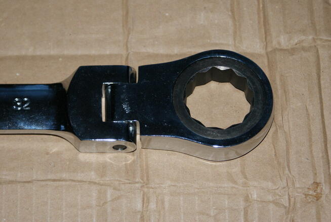 Klucz płasko oczkowy z grzechotką łamany z przegubem NEO 32