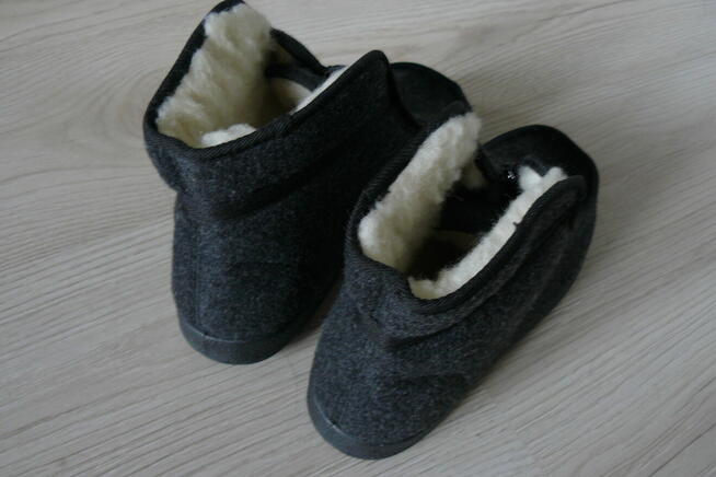 Nieuzywane ocieplane kapcie dla starszej osoby, rozm.43