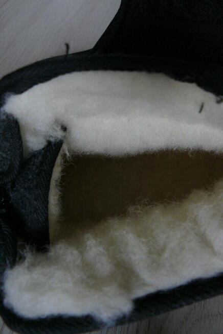 Nieuzywane ocieplane kapcie dla starszej osoby, rozm.43