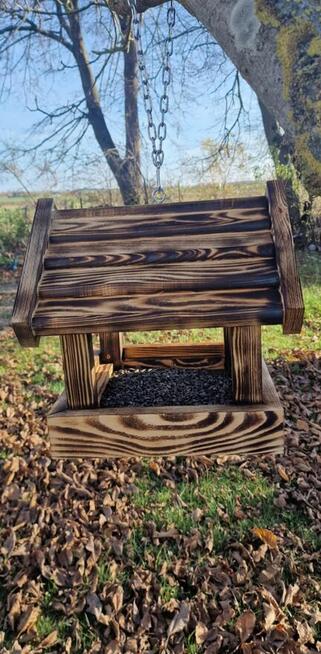 Karmnik dla ptaków + pudełko z ziarnem gratis.