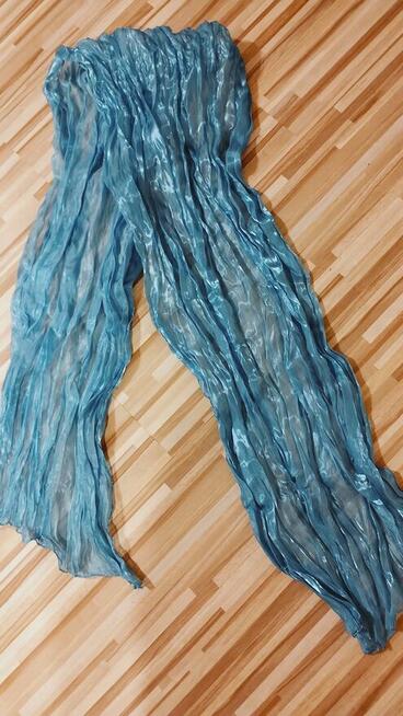 Damski ozdobny szalik z połyskiem w kolorze niebieskim.