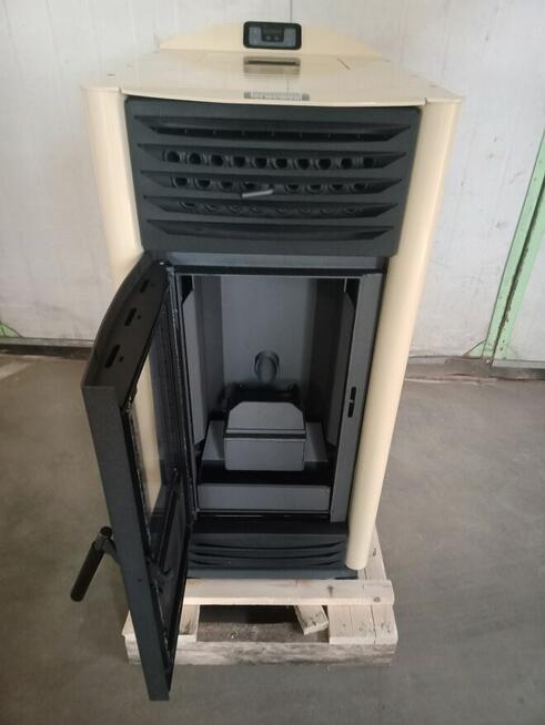 TOBY - H24, kominek na pellet z funkcją c.o. kremowy