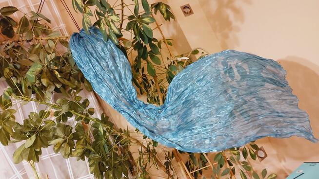 Damski ozdobny szalik z połyskiem w kolorze niebieskim.