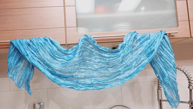 Damski ozdobny szalik z połyskiem w kolorze niebieskim.