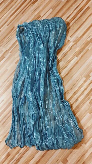 Damski ozdobny szalik z połyskiem w kolorze niebieskim.