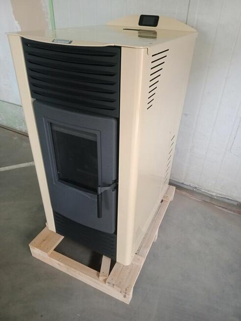 TOBY - H24, kominek na pellet z funkcją c.o. kremowy