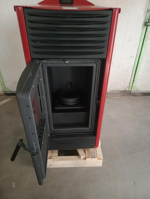 TOBY - H15, kominek na pellet z funkcją c.o. czerwony