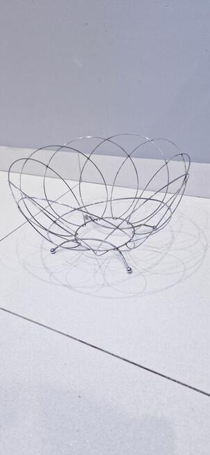 Duży metalowy kosz na owoce, warzywa