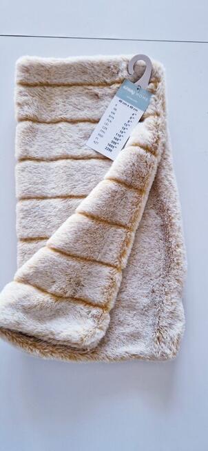 Nowa futrzasta poszewka dekoracyjna Sinsay