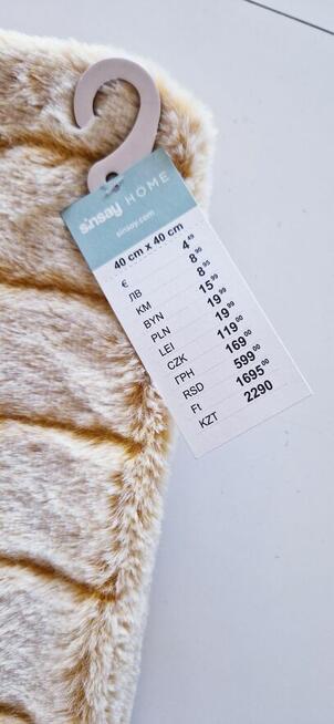 Nowa futrzasta poszewka dekoracyjna Sinsay