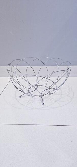 Duży metalowy kosz na owoce, warzywa