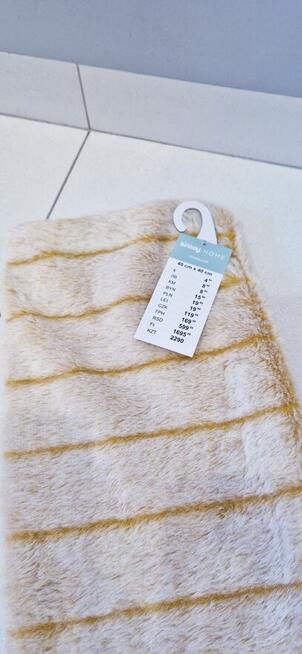 Nowa futrzasta poszewka dekoracyjna Sinsay