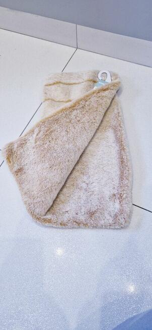 Nowa futrzasta poszewka dekoracyjna Sinsay