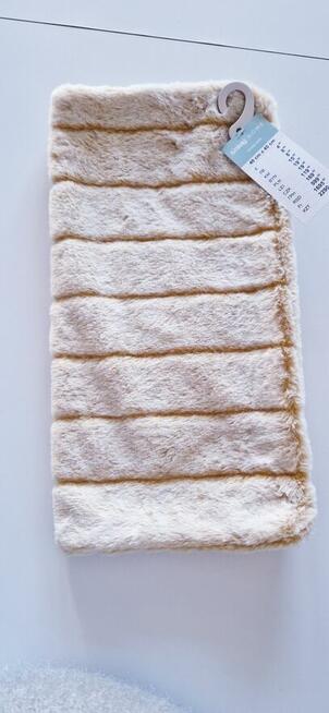 Nowa futrzasta poszewka dekoracyjna Sinsay