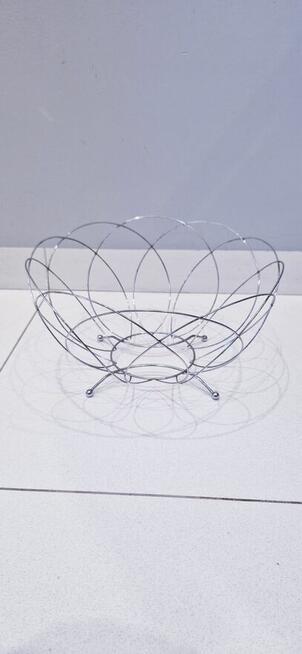 Duży metalowy kosz na owoce, warzywa