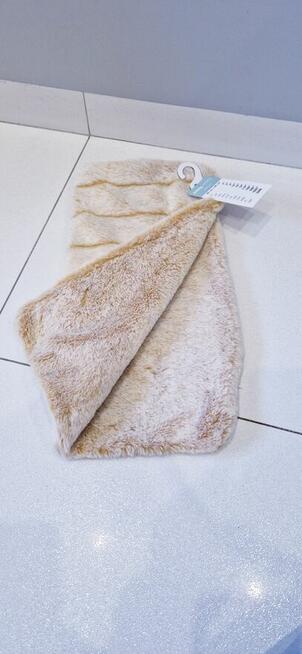 Nowa futrzasta poszewka dekoracyjna Sinsay