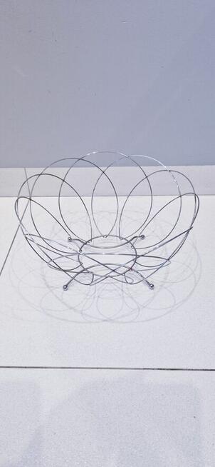 Duży metalowy kosz na owoce, warzywa