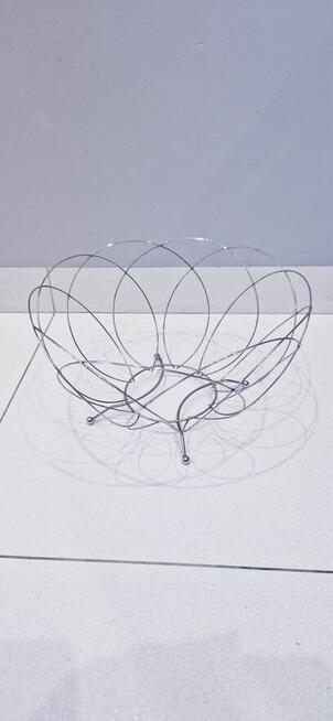 Duży metalowy kosz na owoce, warzywa