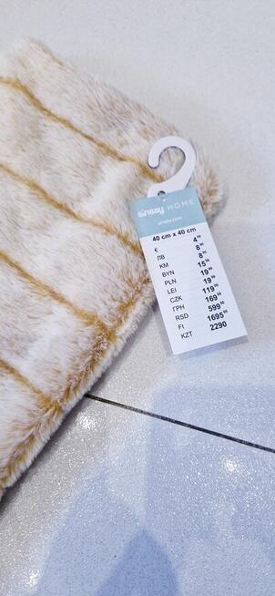 Nowa futrzasta poszewka dekoracyjna Sinsay