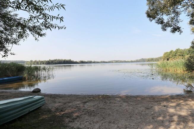 Zabudowana domkiem działka przy jeziorze