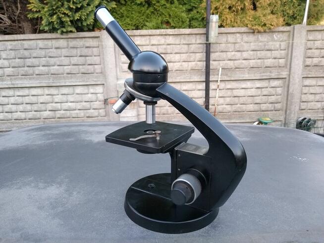 Mikroskop, stary, czarny, z PRL, antyk, 80 zł.