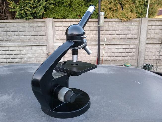 Mikroskop, stary, czarny, z PRL, antyk, 80 zł.