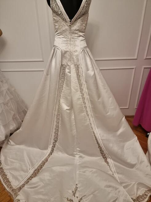 Tanio sprzedam suknię ślubną koronowy tren