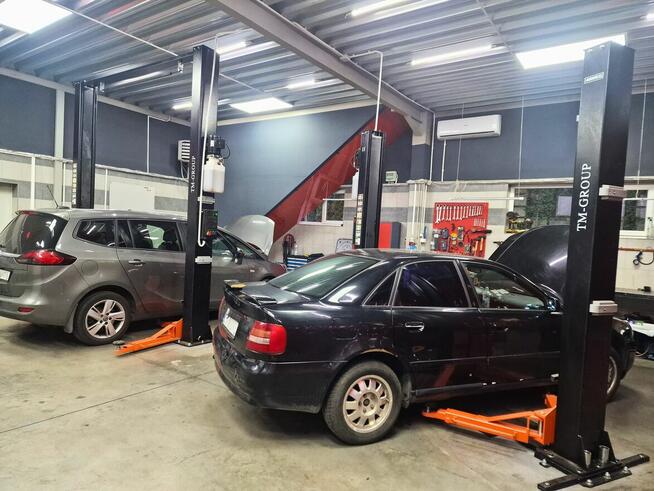 Podnośnik samochodowy dwukolumnowy automatyczny 4T NA RAMIE