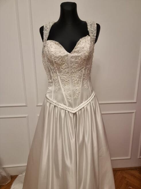 Tanio sprzedam suknię ślubną koronowy tren