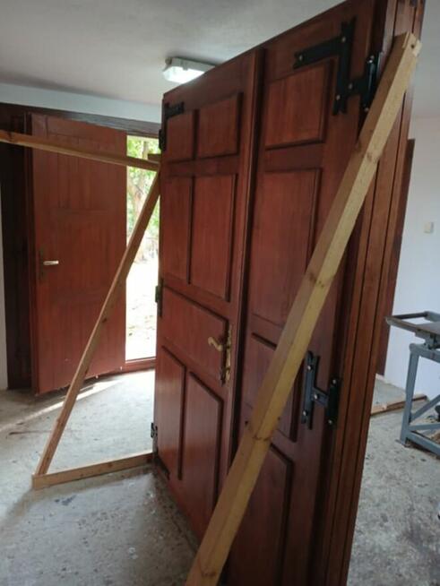 Sprzedam drzwi zewnętrzne drewniane