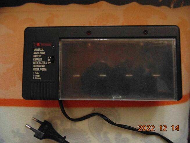 Sprzedam uniwersalną ładowarkę do baterii, Model V 629 -A