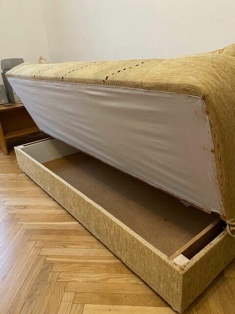 Wersalka w dobrym stanie.