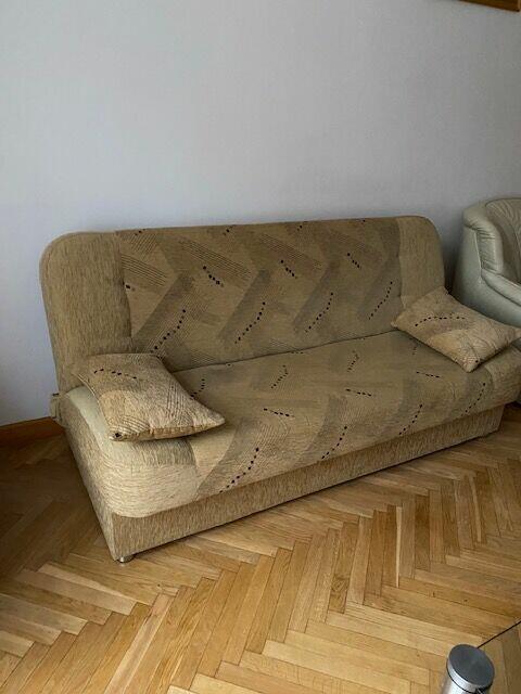 Wersalka w dobrym stanie.