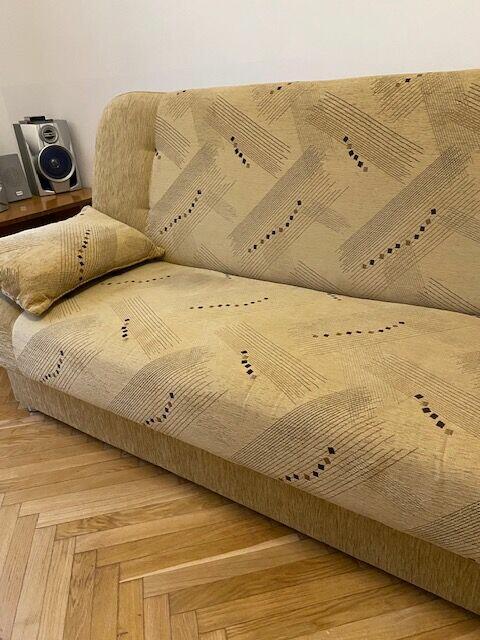 Wersalka w dobrym stanie.