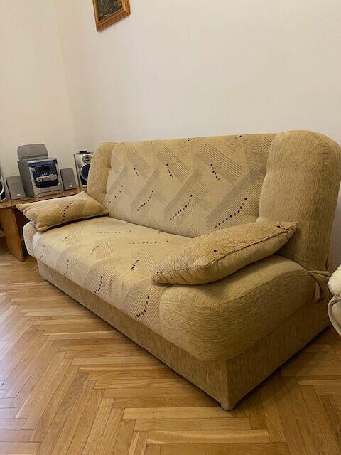 Wersalka w dobrym stanie.