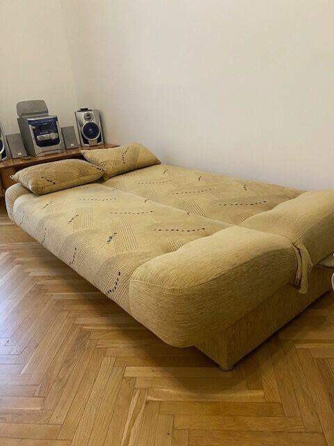 Wersalka w dobrym stanie.