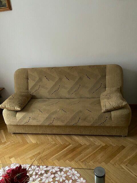 Wersalka w dobrym stanie.