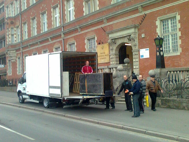 Wynajem busa z kierowcą transport mebli Gdańsk