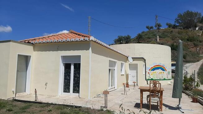 Hiszpania Granada. Sad avokado z domkiem wiejskim