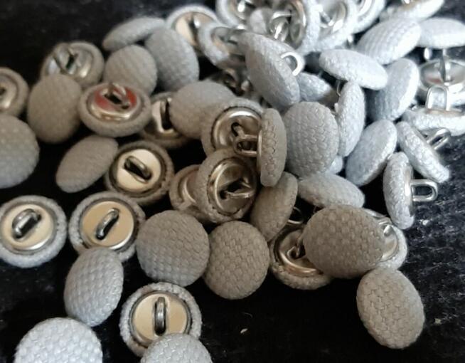 Guziki tapicerskie -oblekanie