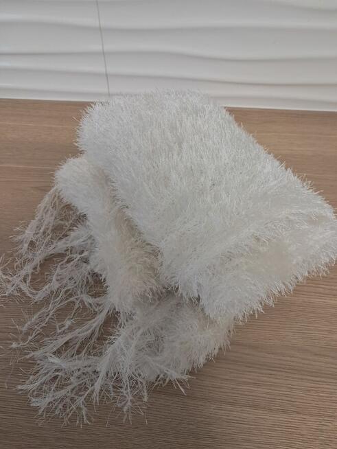 Szal biały z frędzlami, puszysty, do sprzedania