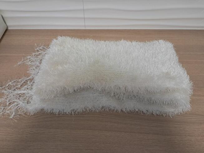 Szal biały z frędzlami, puszysty, do sprzedania