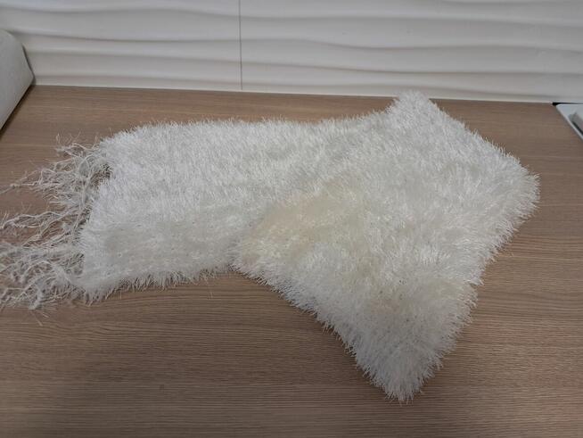 Szal biały z frędzlami, puszysty, do sprzedania