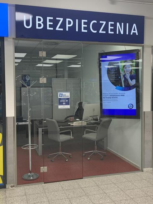 Szklana ściana z otwieranymi drzwiami