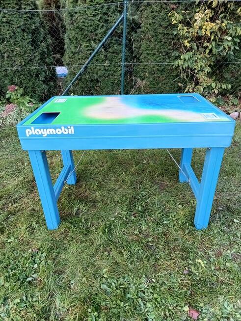 Stół planszowy firmy Playmobil z pojemnikiem na klocki.