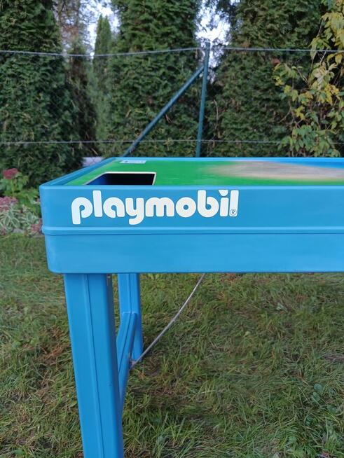 Stół planszowy firmy Playmobil z pojemnikiem na klocki.