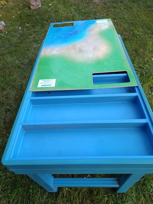 Stół planszowy firmy Playmobil z pojemnikiem na klocki.