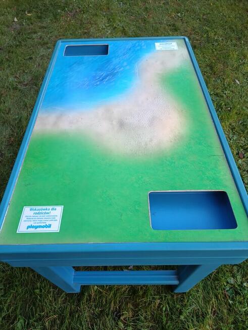 Stół planszowy firmy Playmobil z pojemnikiem na klocki.