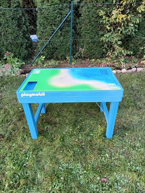 Stół planszowy firmy Playmobil z pojemnikiem na klocki.